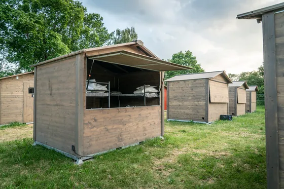 Stugor i Festivalstugans stugby, en med luckan uppfälld
