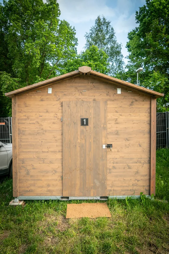 Stuga med låsbar dörr